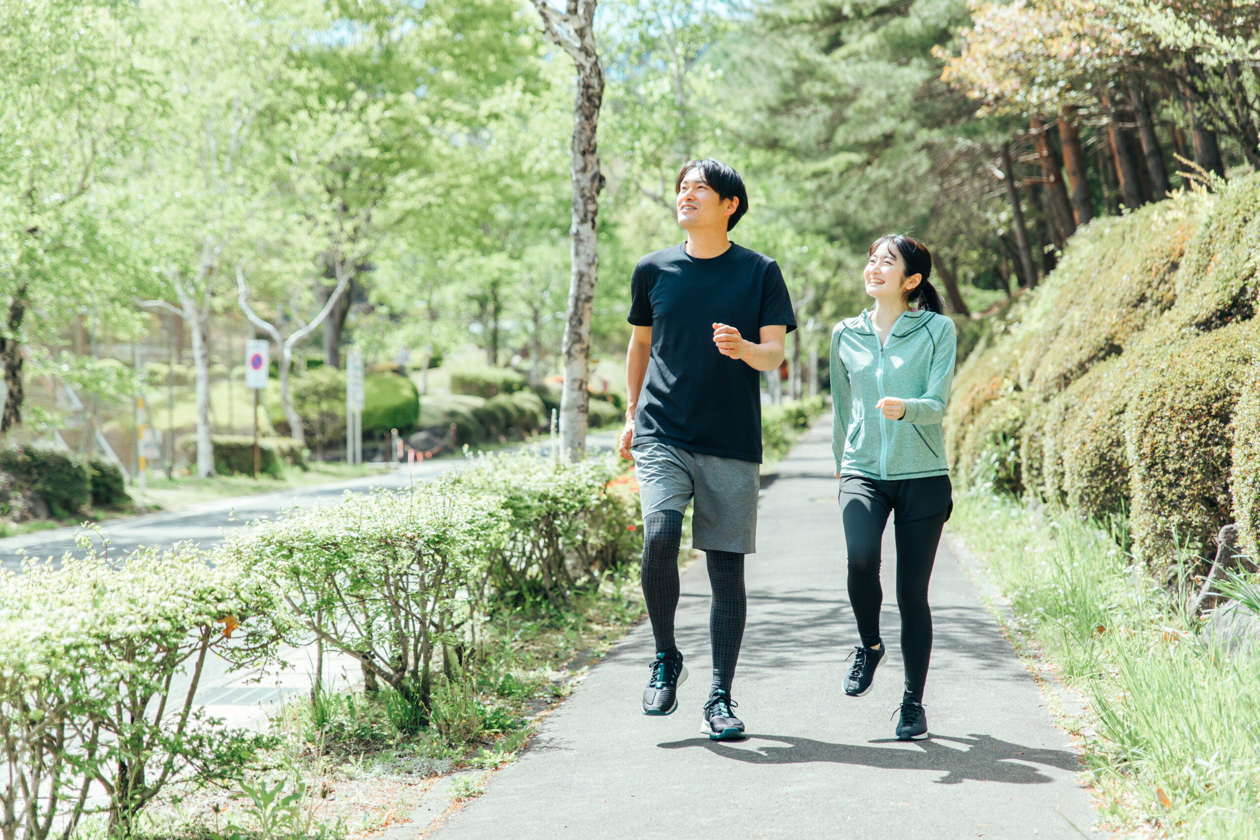 運動している男女