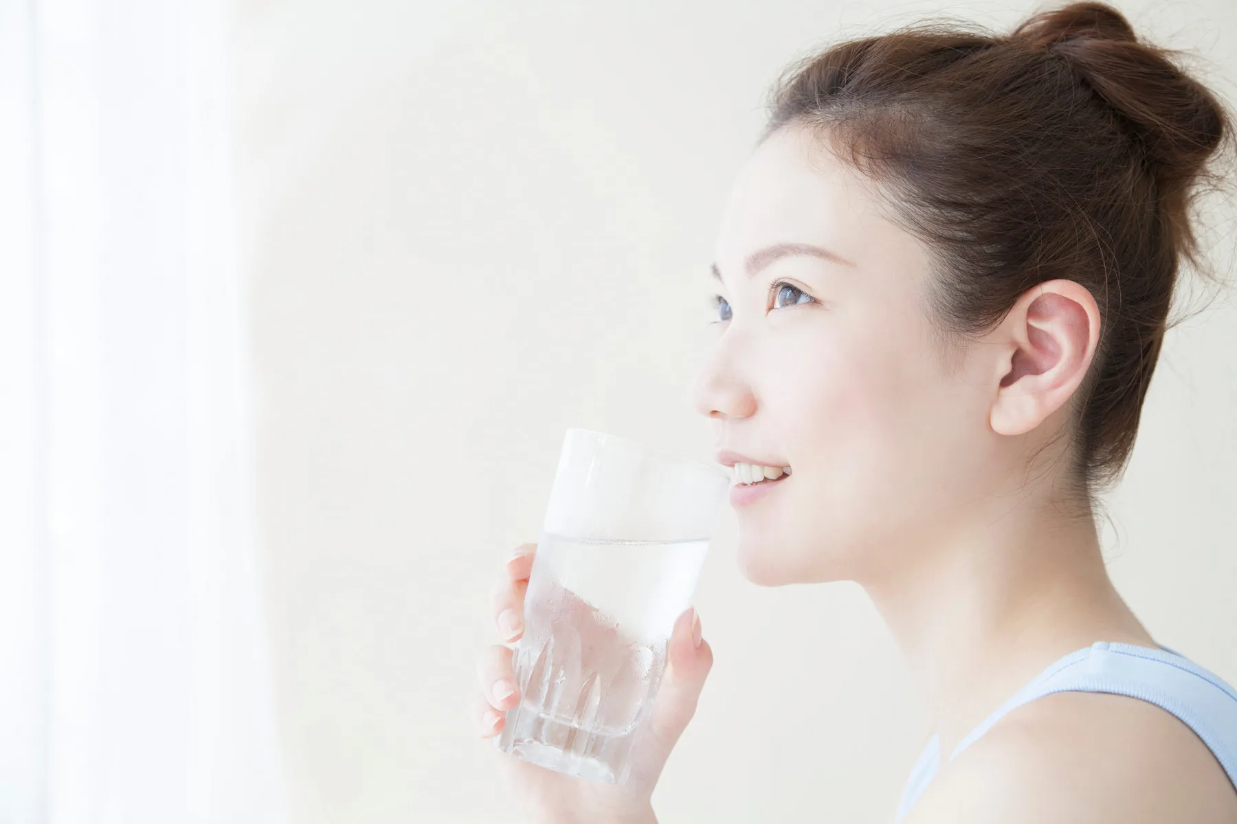 水分補給をしている女性