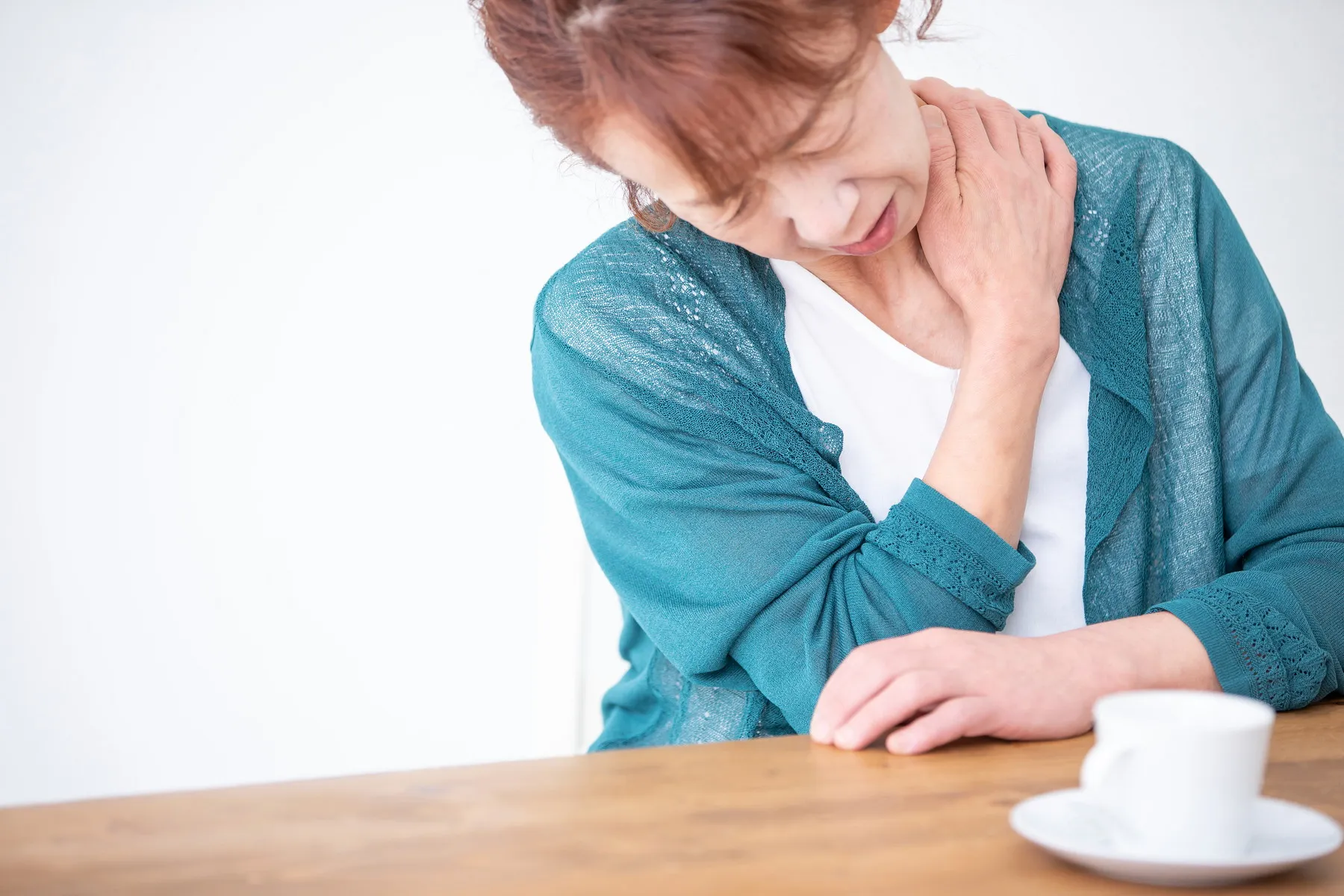 肩の痛みを抱える女性