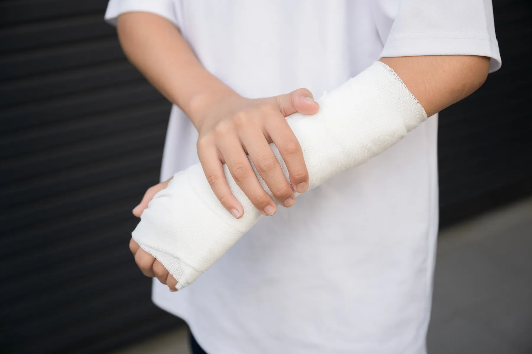腕に包帯を巻いている人