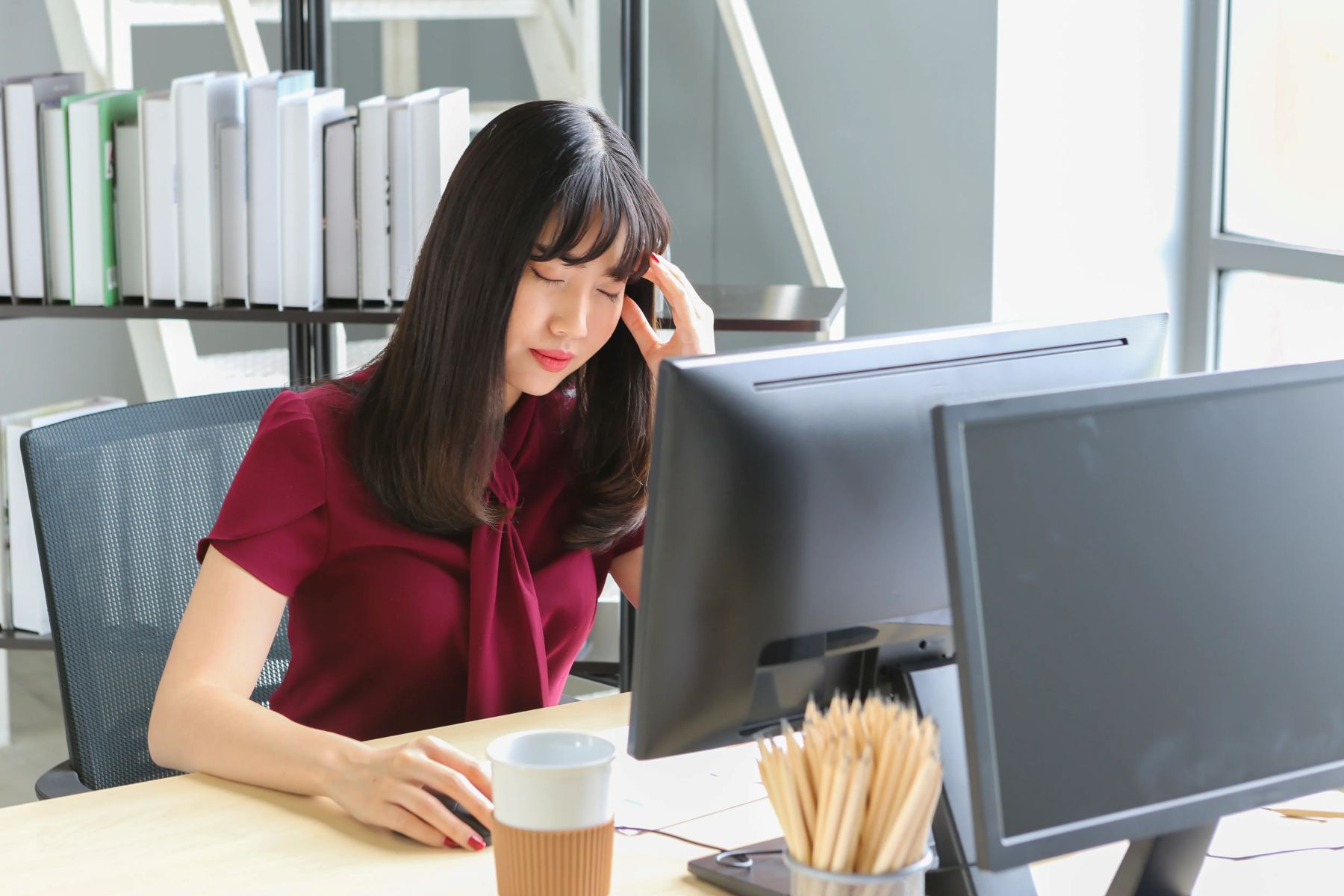 頭痛に悩む女性