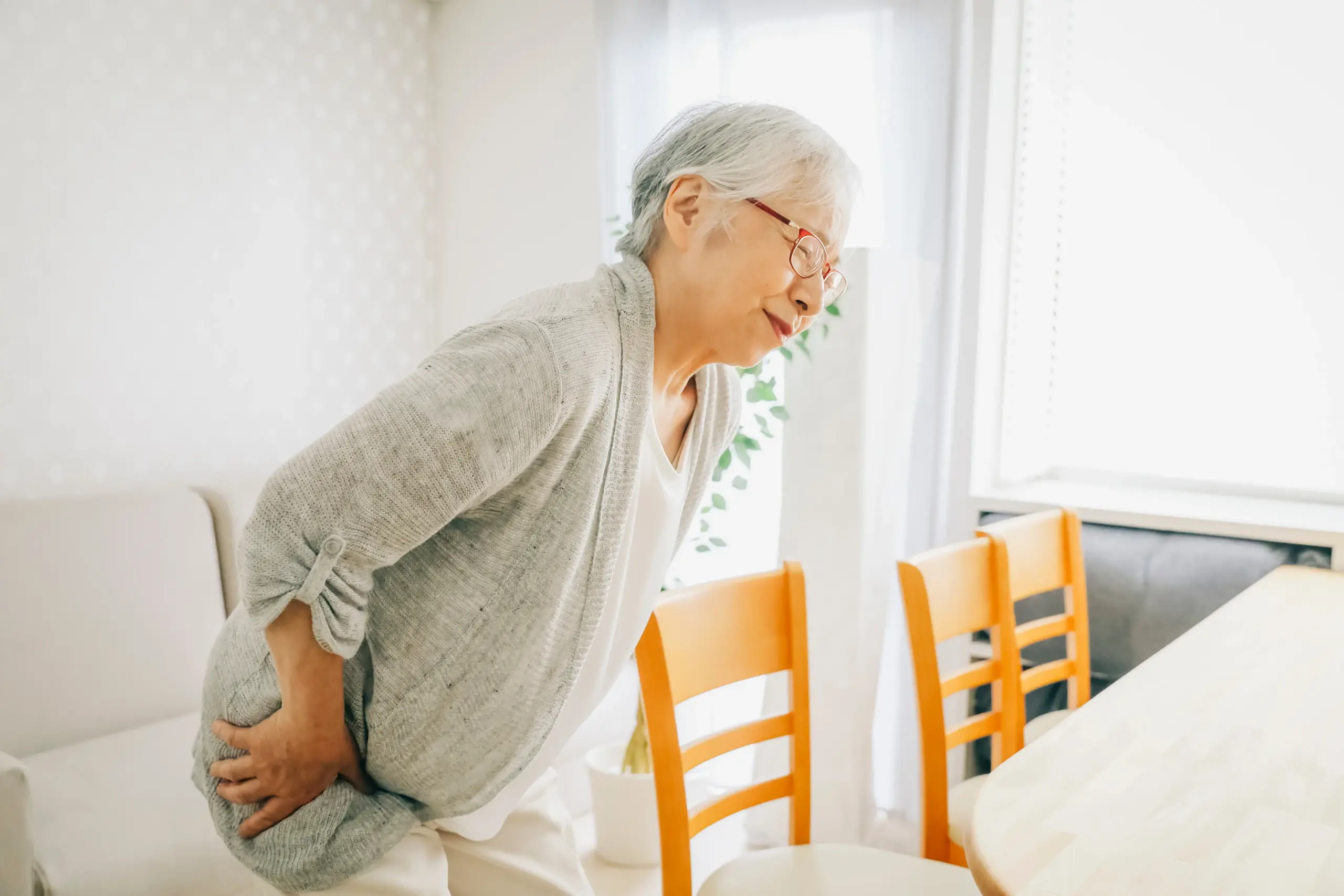立ち上がると股関節が痛む女性