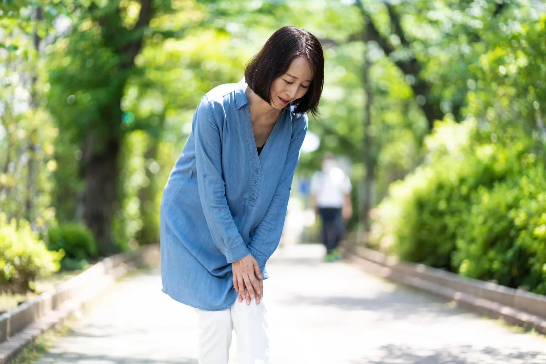 歩いていて膝が痛み出した女性