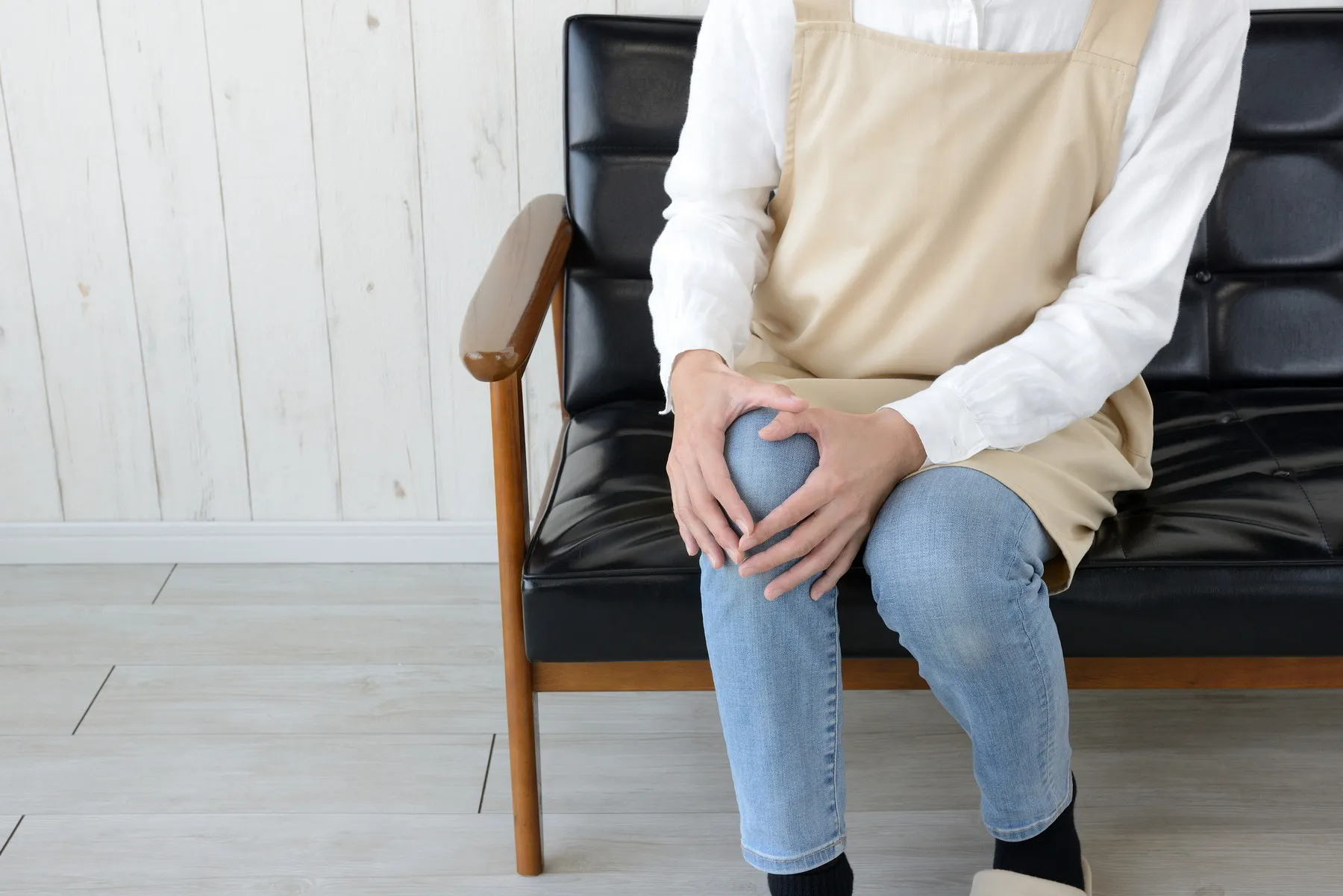 膝の痛みに悩んでいる女性