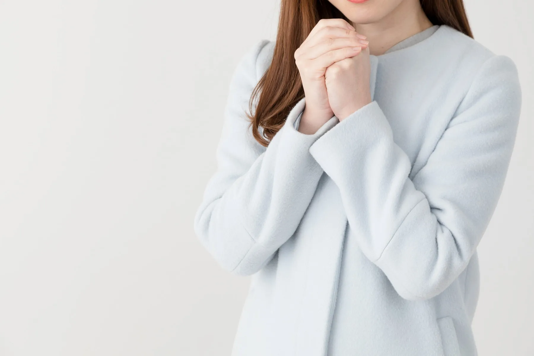 手が冷えている女性