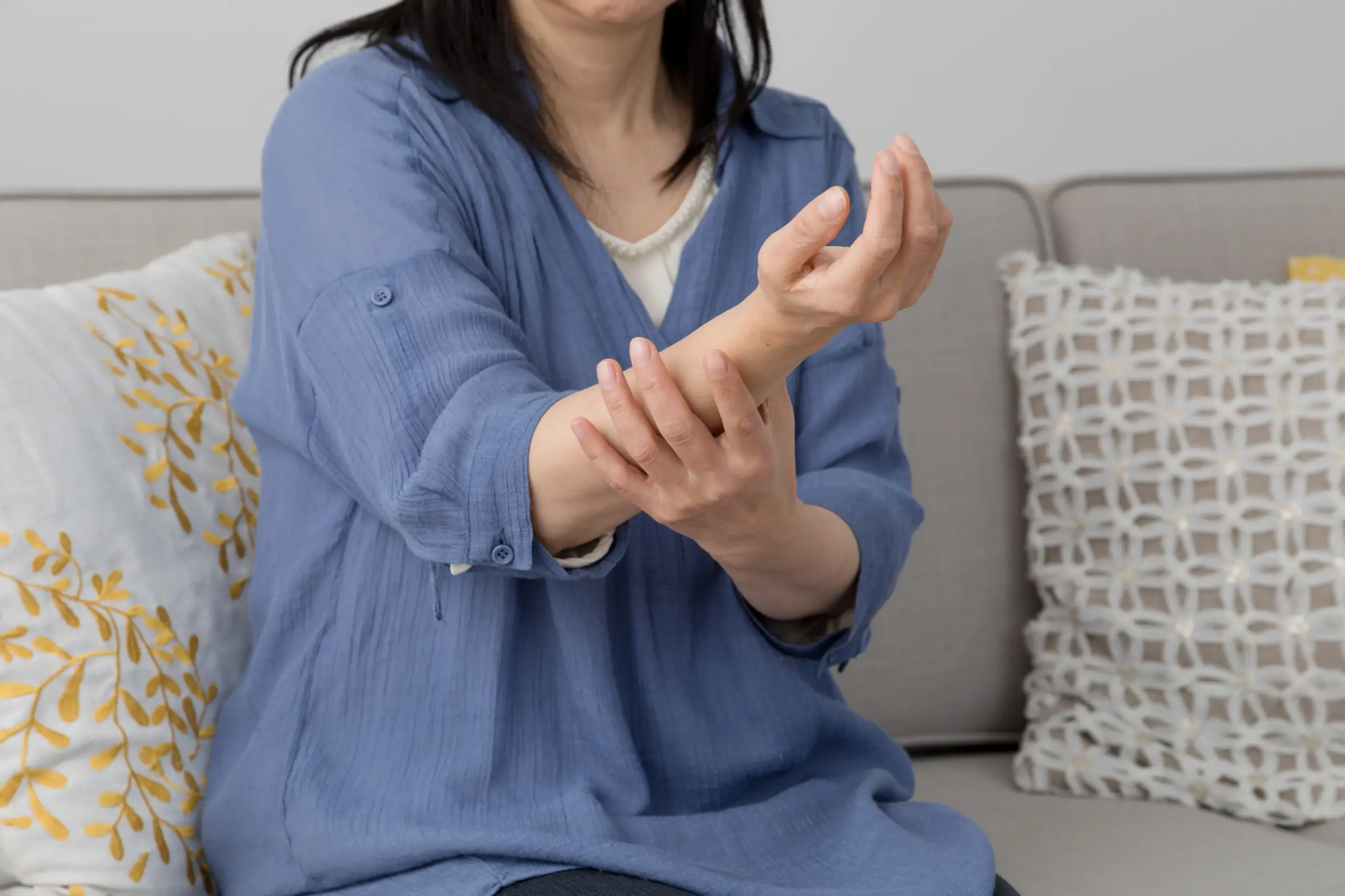 腕が痛い女性