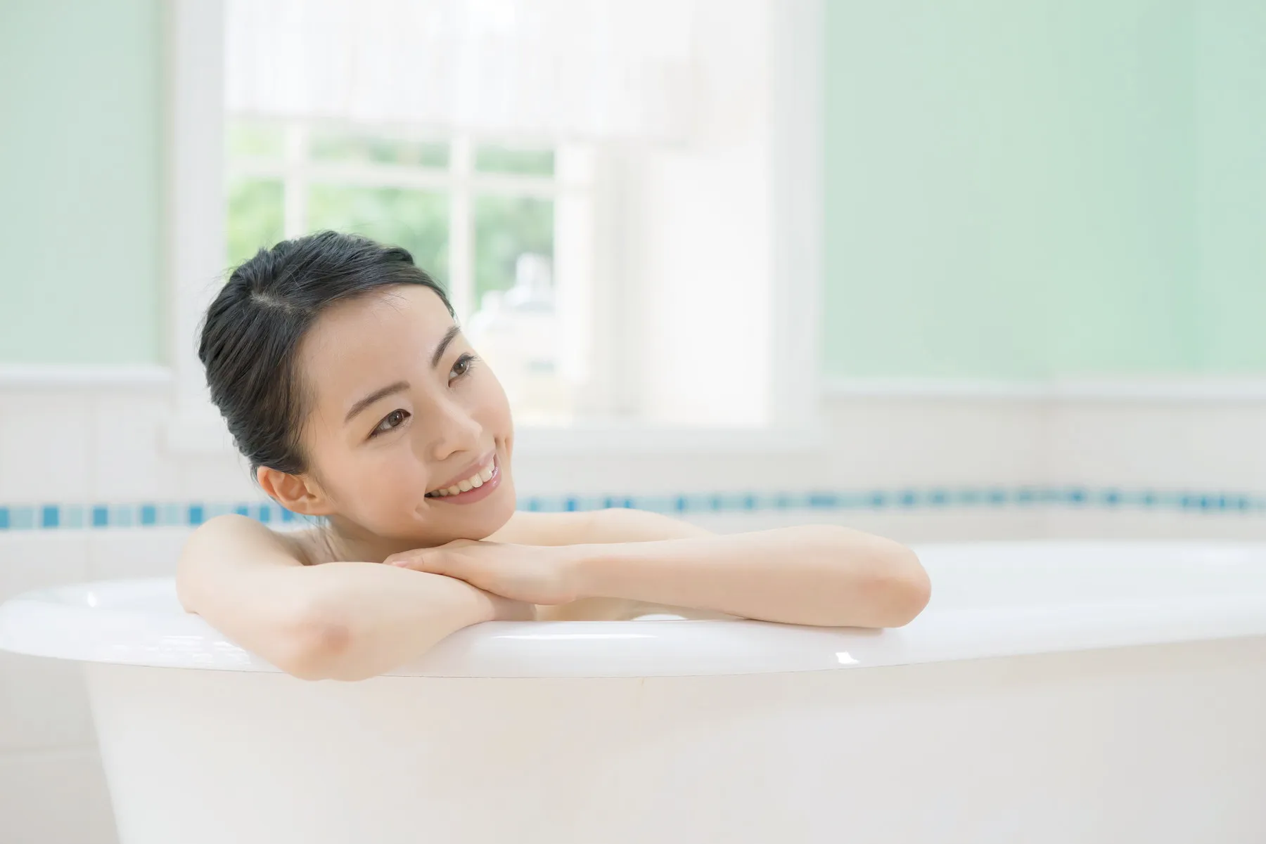 湯船につかり身体を温めている女性