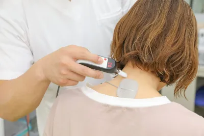パルモ整骨院(平井)での羽田野式ハイボルトの施術風景